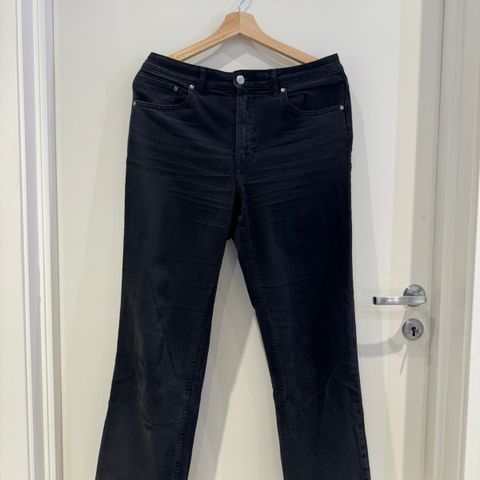 Sort jeans fra H&M