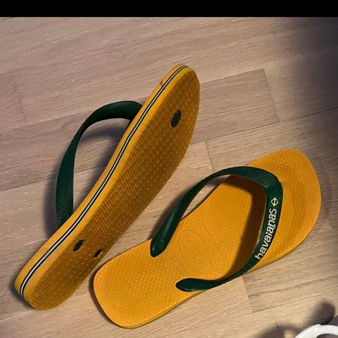 Sandaler, Havaianas, slippers, gule med grønne detaljer, kr 150,-