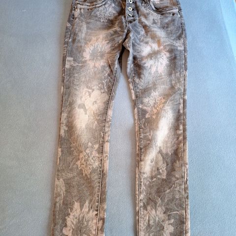 Ny blomsterjeans fra JEWELLY L/40