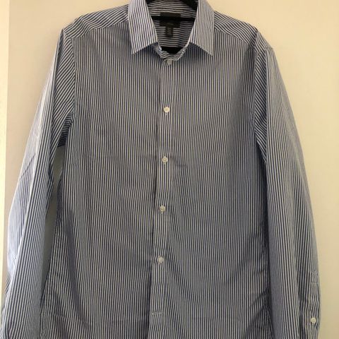 3 Skjorter ( 1 Blå/hvit stripet, 1 Blå og 1 hvit)
