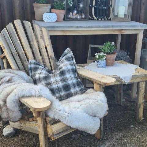 Adirondack/Canadian outdoor stoler med bord.