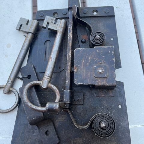 gammel lås med 2 nøkkler