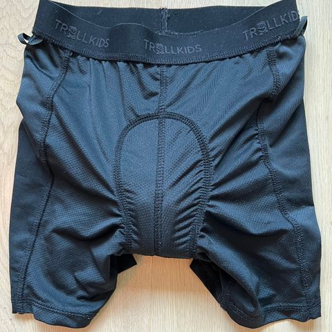 Sykkelshorts fra Troll str 140