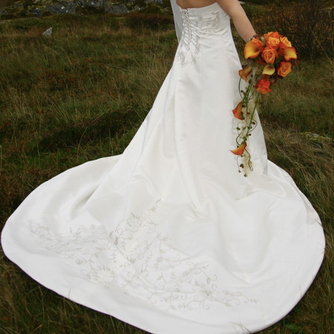 Brudekjole som kan brukes året rundt selges