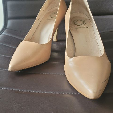 Lekre nude pumps