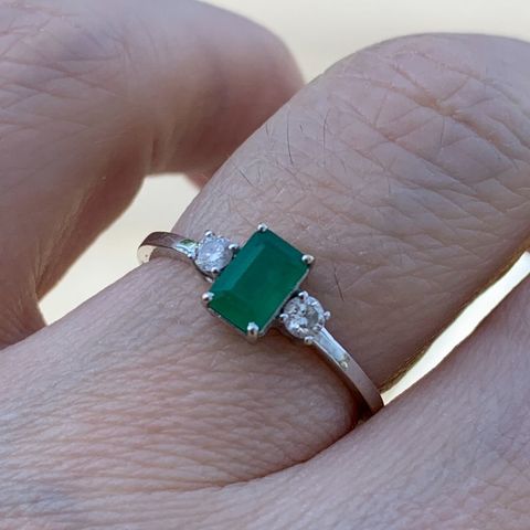 Ring med smaragd og diamanter.