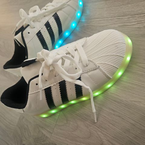 Adidas superstar, med led i sålen.