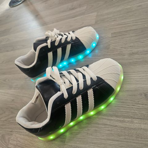 Adidas superstar led sko