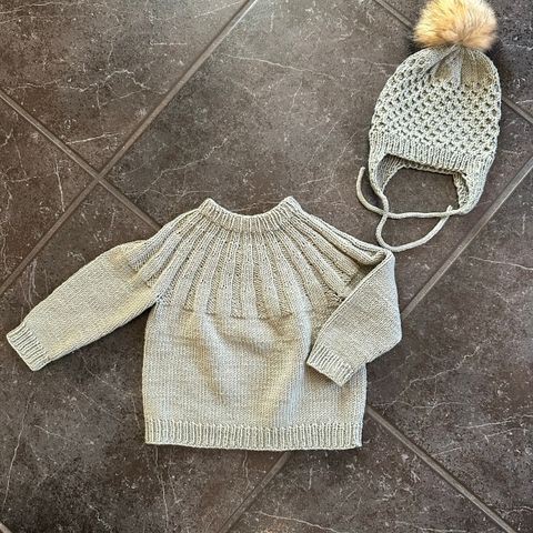 Hjemmestrikk petit knit sunday sweater 1 år med lue