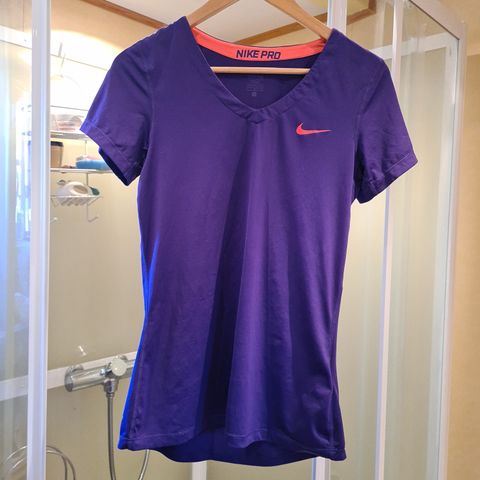 Nike Pro lilla tskjorte str. L