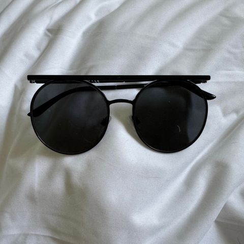 Giorgio Armani solbriller selges for 800kr
