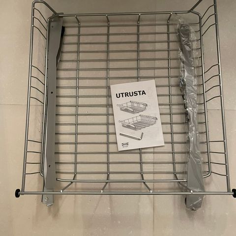 IKEA Utrusta trådskuff til kjøkkeninnredning.