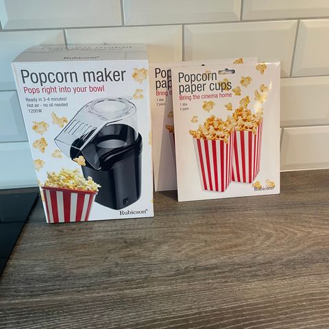 Popcorn maskin og bokser til popcorn