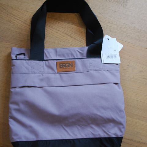 BRGN Shoulder bag - lys lavendel og sort - vann og vindtett - ny med lappene