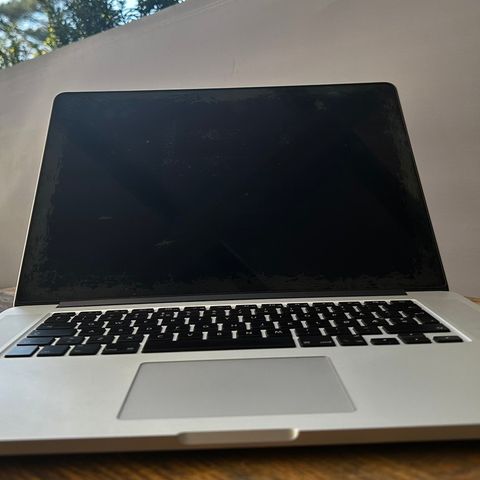 MacBook pro retina (15 tommer / mid 2015)/ pris kan diskuteres litt