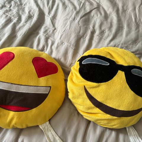 To gule og kule Emoji-pynteputer, pent brukt