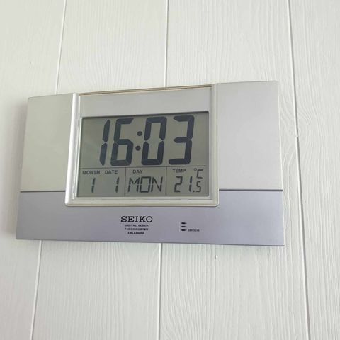 SEIKO digital veggklokke med termometer selges!