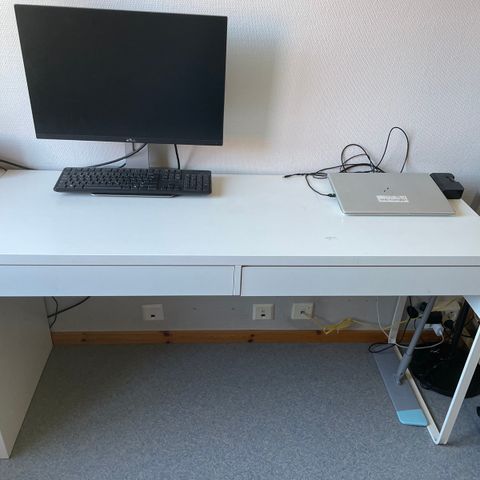 Pent brukt hvitt arbeidsbord/skrivebord Micke Ikea m to skuffer. kr 450.