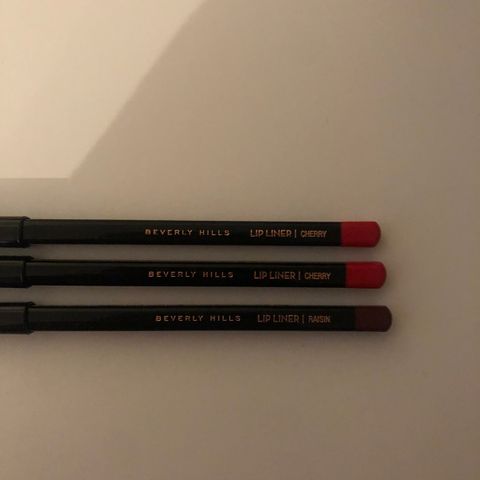 3 Ubrukte Anastasia Beverly Hills Lip Liner i fargen Cherry og Raisin