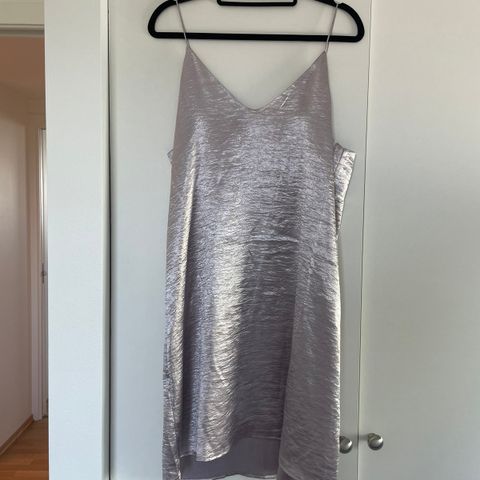 Kul lillagrå farget kjole