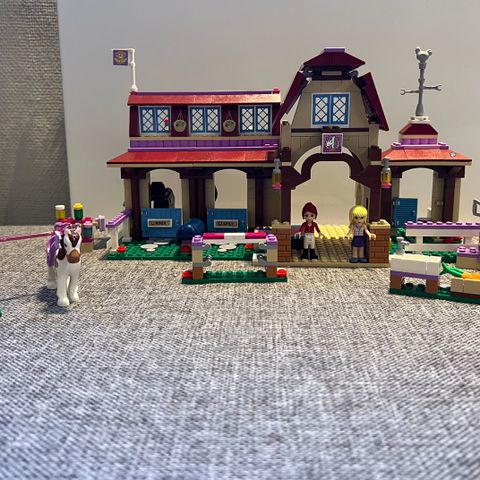 Lego Friends Heartlakes rideklubb 41126