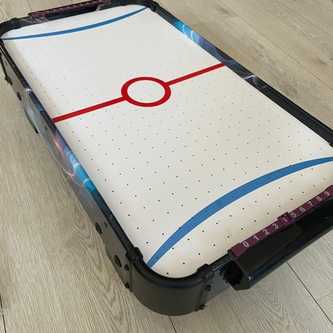 Spillmaskin med airhockey, curling, bordtennis