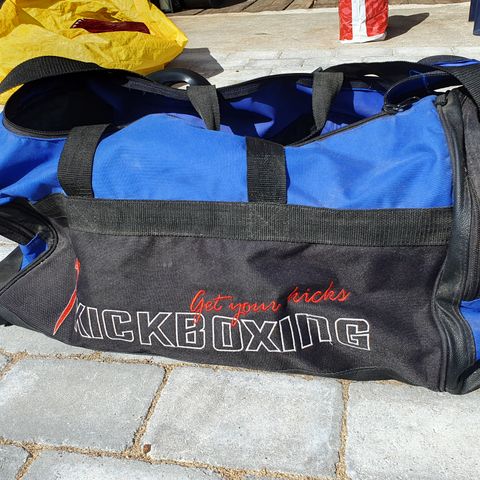 Bag med kickboxerutstyr gis bort