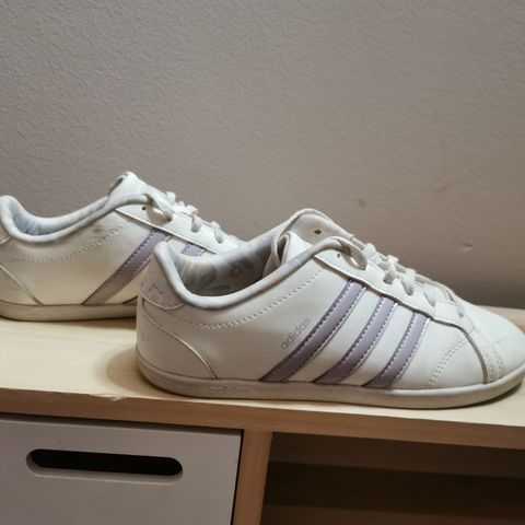 Hvite Adidas neo med lilla striper