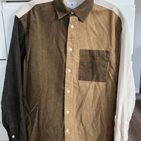 Ny kul retro cord skjorte i str. S fra H&M i cognac, militærgrønn og beige