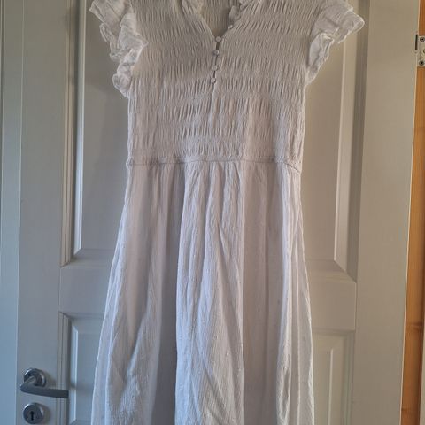Hvit kjole fra B. Young