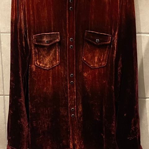 Lite brukt Saint Laurent - Devoré - Velvet shirt - Burgundy i str. M.  4800kr.