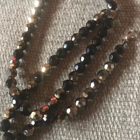 Vintage murano smykke med sorte fasettslipt perler, og gull.