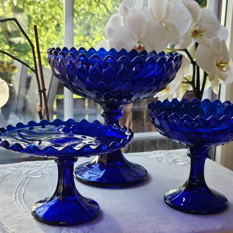 Pressglass fra Glimma glasbruk i vakker koboltblå farge