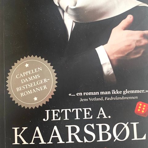 Jette A. Kaarsbøl: "Din nestes hus". Roman. Paperback