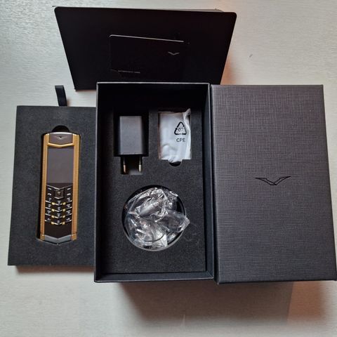 VERTU SIGNATURE S CLOUS DE PARIS PHONE