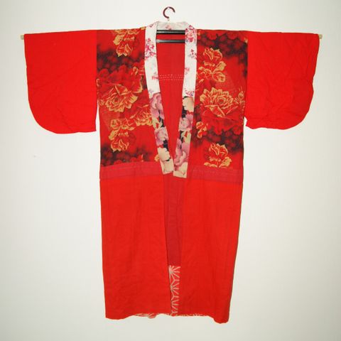 Japansk kimono rød bomull til jente (8-12 år) med små skavanker.