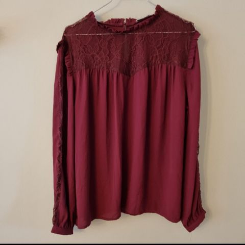 Mørk rød bluse skjorte fra Orsay. Ny