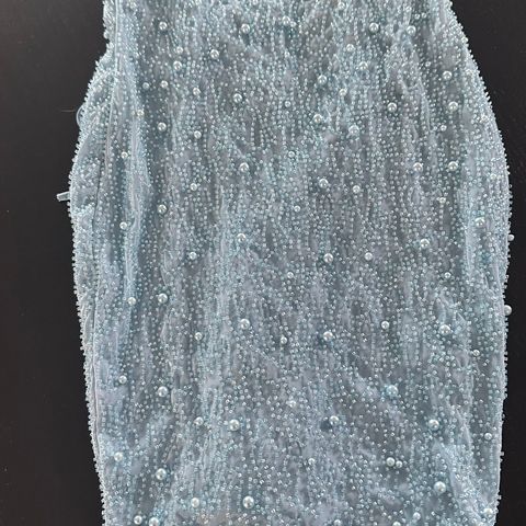 Lyseblå kort ballkjole med perler i str 34