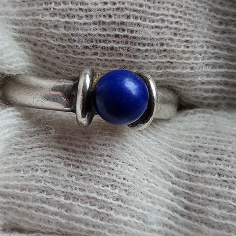 Utrolig nydelig ring i sølv med blå stein