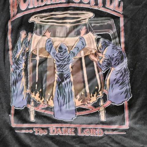 T-skjorte "Worship coffee The Dark Lord"