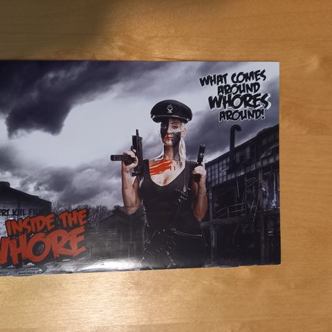 Inside The Whore- Artwork- Booklet fra Filmen-