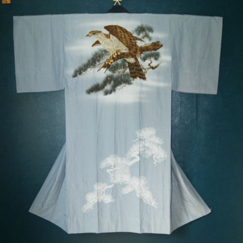 Japansk hannkimono med håndmalingsmønsteret til den japanske kongeørnen.