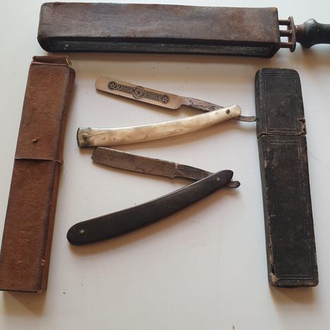 2 gamle barberkniver pluss pusselær selges.