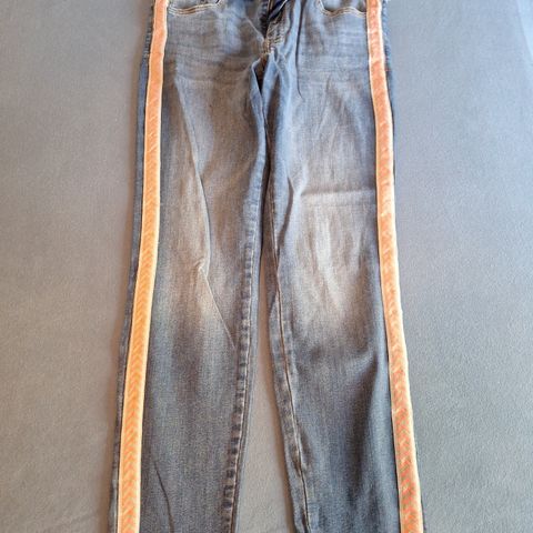 Ny kul jeans fra B young str 32