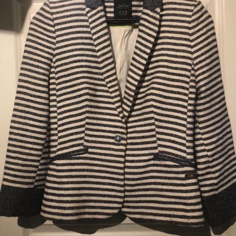 Mørk blå og hvit stripete jakke fra Zara