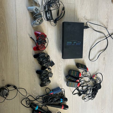 Playstation 2 med mye spill og utstyr
