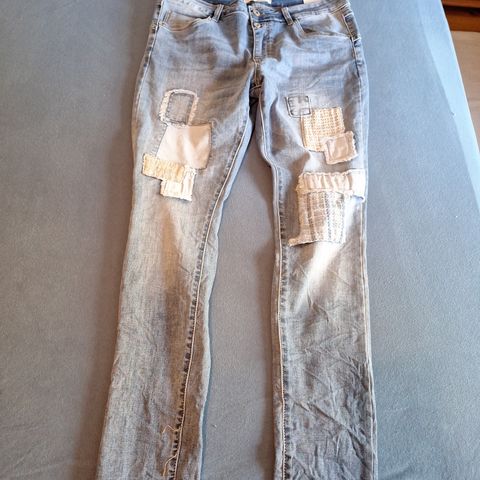 Kul lappejeans fra JEWELLY L/40