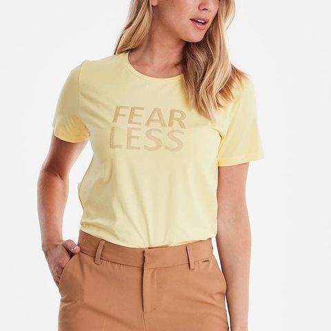 Stilig Gul T-skjorte med “FEAR LESS” Trykk