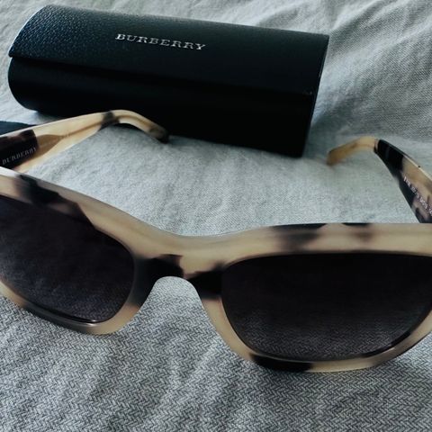 Burberry solbriller med etui