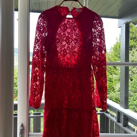 Rød kjole med åpen rygg fra Bubbleroom. Str.34